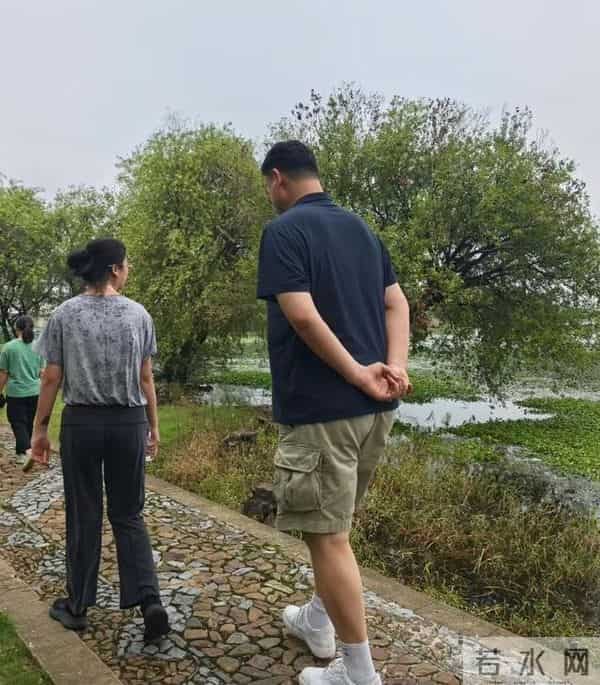 姚明一家游苏州太湖,15岁女儿打扮太老气,岳母出镜瘦又高超170