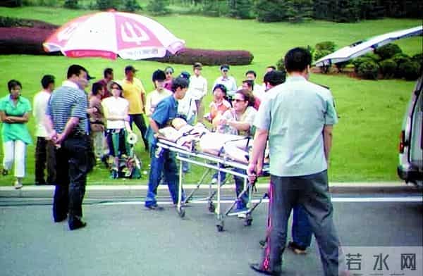 难怪电视里只有上半身,镜头下移后,是不能看的尴尬全景