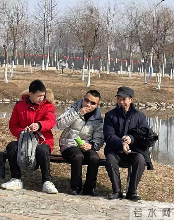 我,盲人按摩师,手指不灵活,21岁还不会用筷子,想转行当主持人