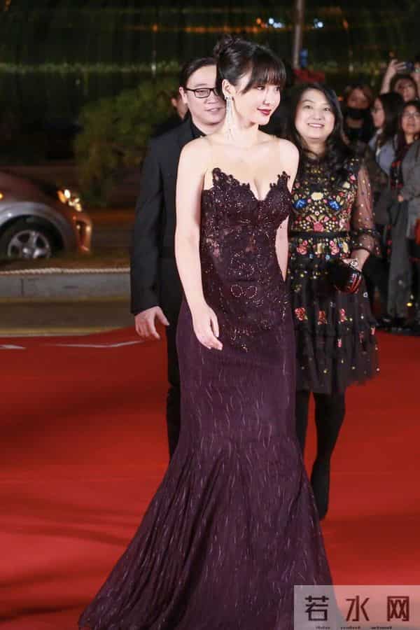 柳岩又“兴风作浪”，穿紧身抹胸鱼尾连衣裙，“尤物身材”太销魂