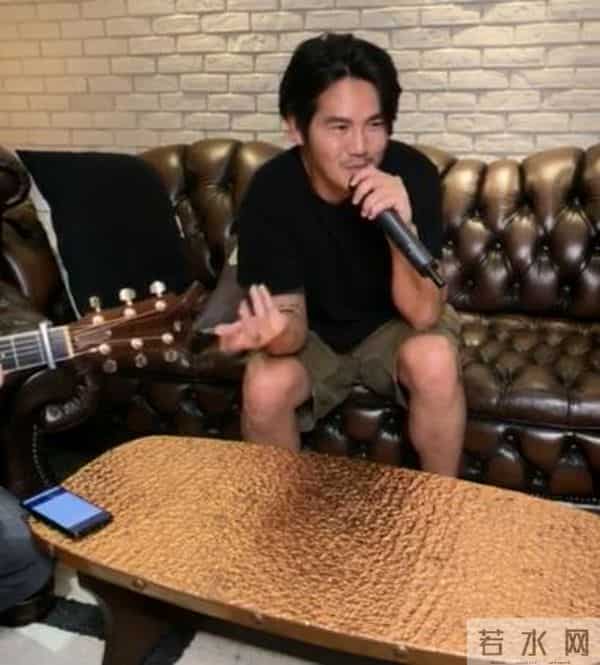 曹格直播唱歌调侃小失误 与爱犬互动被无视