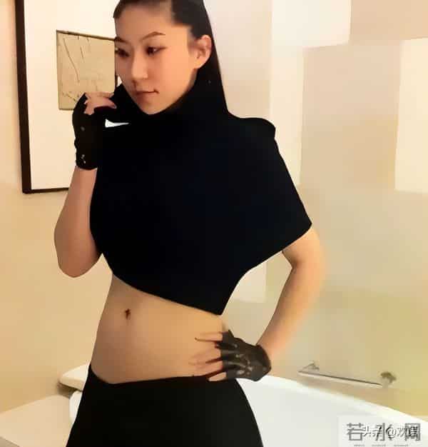 被谢贤养了12年，用青春换来2000万的Coco，已经走上了另一条道路