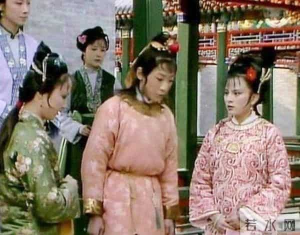 他因为长得丑，饰演了87版《红楼梦》的贾环，今成斯文儒雅萌大叔