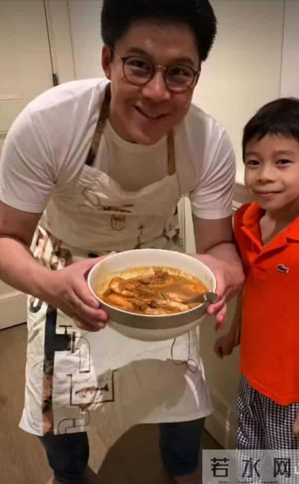 霍启刚郭晶晶逛画展大秀恩爱,腹部微凸疑怀第4胎,结婚8年生3子