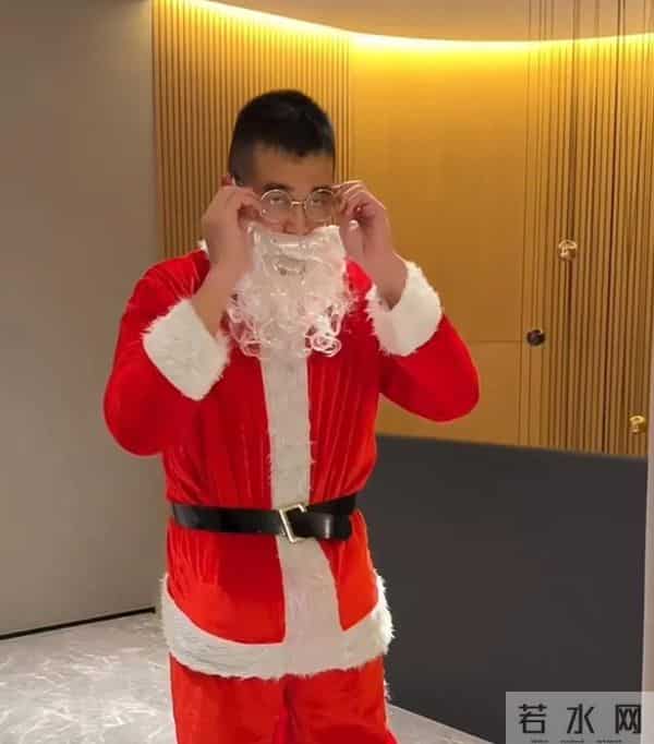 杨子姗晒老公吴中天扮圣诞老人给女儿送礼物，2岁女儿软萌很可爱