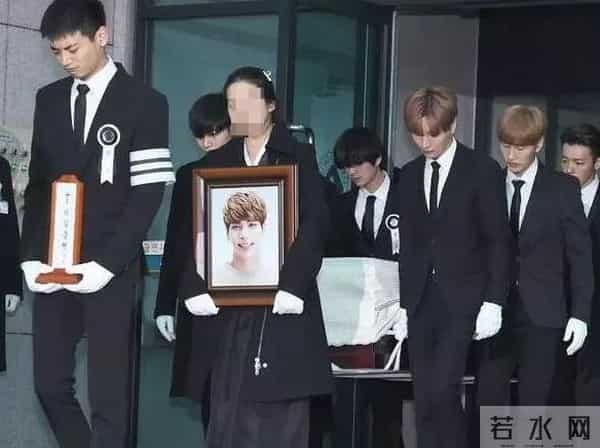 出道获顶级资源仍不火，被称为票房毒药，后因为贫困家庭捐款圈粉