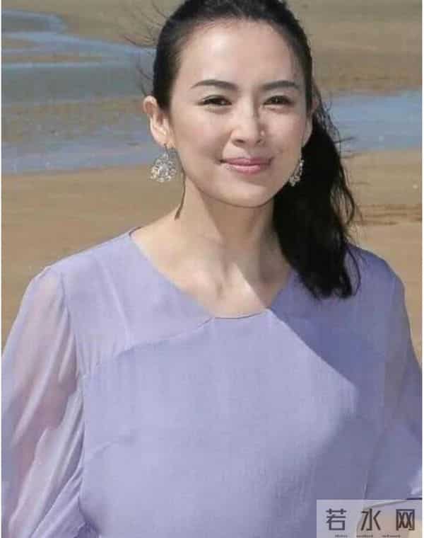 章子怡海滩照曝光，当镜头照到全身后，毫无修饰的她太真实了