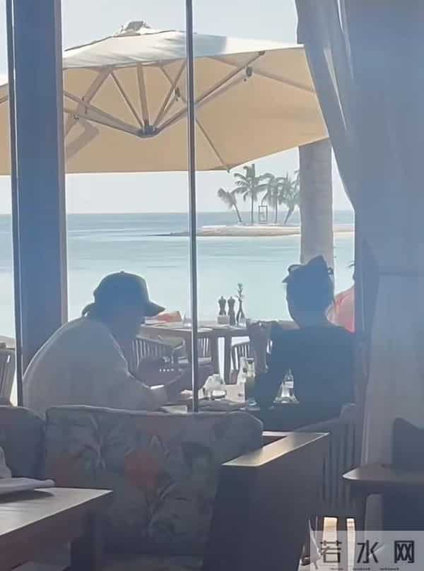 恋情曝光24小时，胡彦斌带易梦玲观海吃饭，两人各看手机不受影响