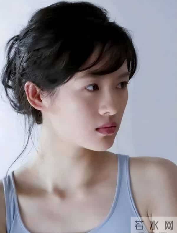 穿肚兜领奖，给成龙“接提子”，章子怡的上位史远比你想得更精彩