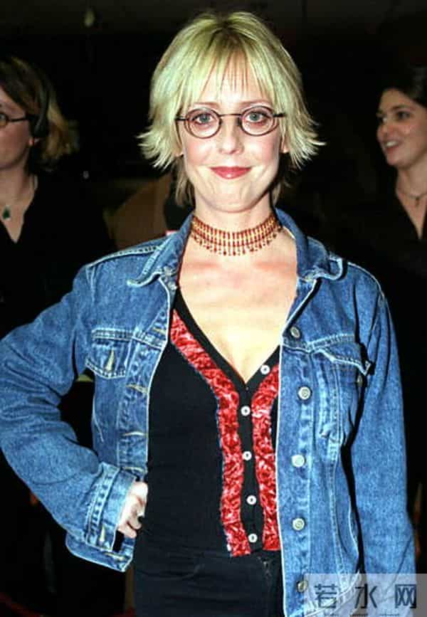 《诺丁山》“疯妹妹”钱伯斯过世 休格兰特悼念