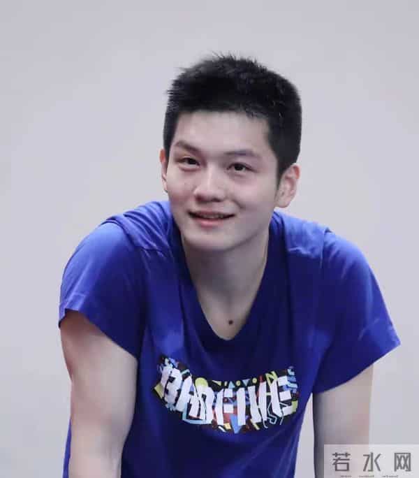 樊振东：泪目！再不是说2025年结婚的小胖！赢球后不忘吐槽自己