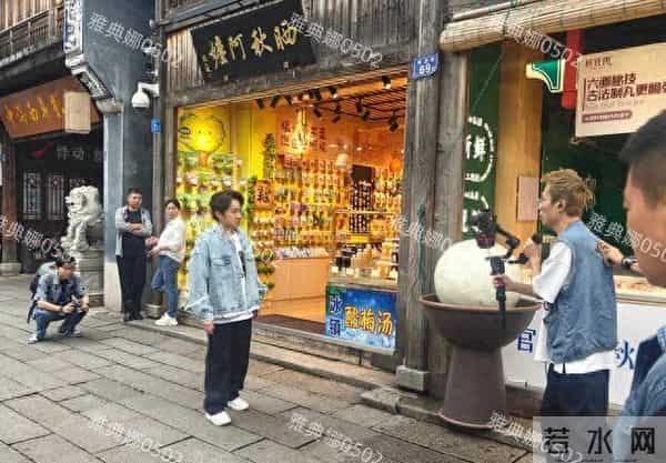 福州遇到王祖蓝,本人没有电视里高超小一只,表情很丰富天生喜感