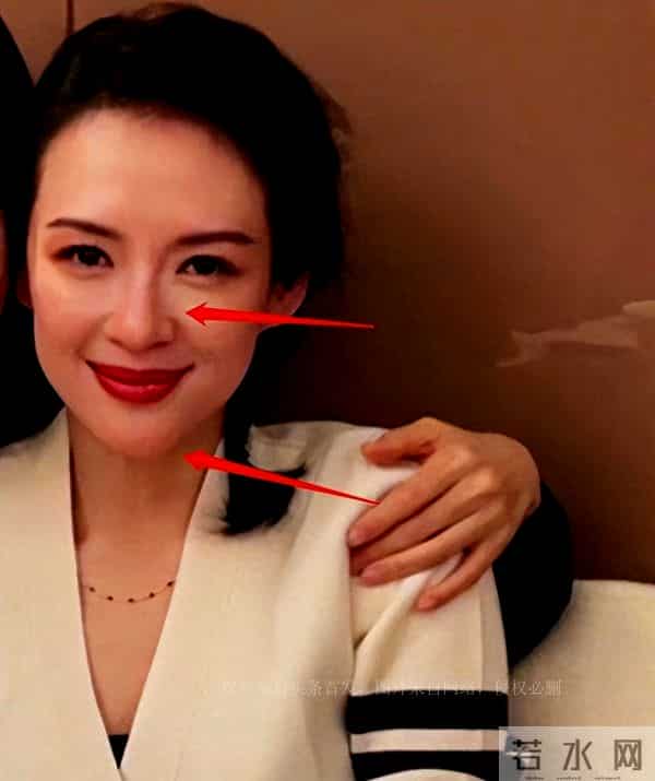 43岁章子怡陷整容风波，与曾黎合照判若两人下巴鼻子看着不自然！