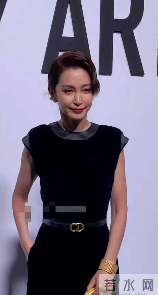 51岁李冰冰出席活动！走路姿势像老太太 颈纹多皮肤黑，岁月不饶人