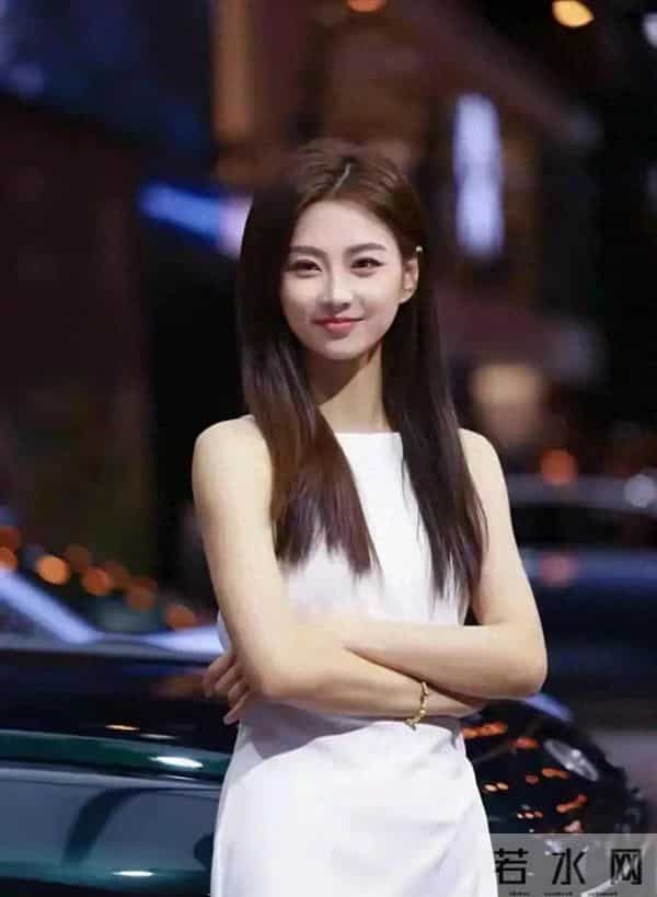 苏一宁,身高177厘米,体重56公斤,车模姐姐,人称少妇天花板