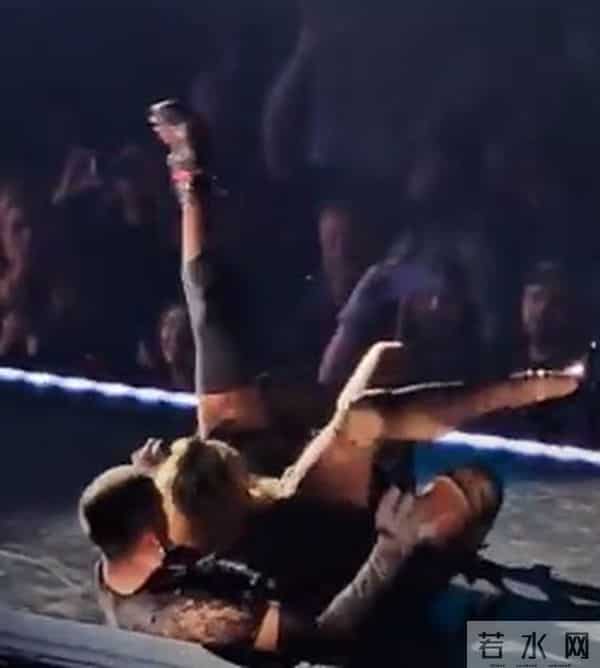 65岁麦当娜演唱会现场摔倒,歌迷发现:没开口歌声却不断