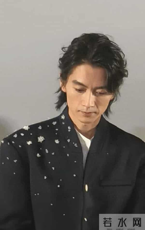 陈晓瘦成纸片人，宣传现场体力不支直喘粗气，看题板要眯眼驼背