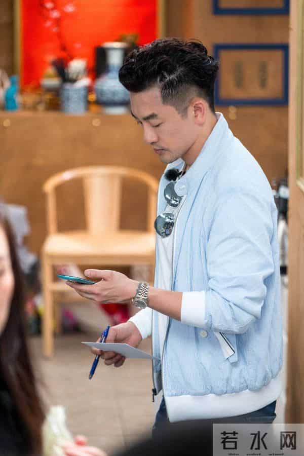 《中餐厅2》苏有朋再现金曲 后厨秒变个唱现场