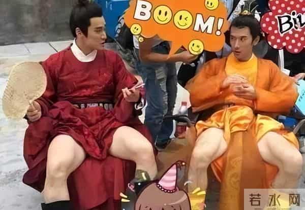 难怪电视里只有上半身,镜头下移后,是不能看的尴尬全景