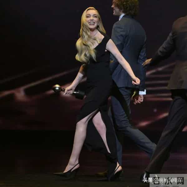 林赛·罗韩亮相捷克版《VOGUE》，金发红唇雍容贵妇造型状态回春