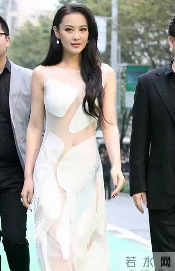 张馨予大胆穿着透视装,真的不把咱当外人,这跟没穿衣服有区别吗