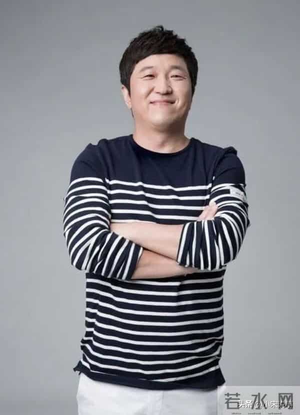 韩国男星海外旅游被误认为是中国人，瞬间脸色大变，对着镜头发怒_0