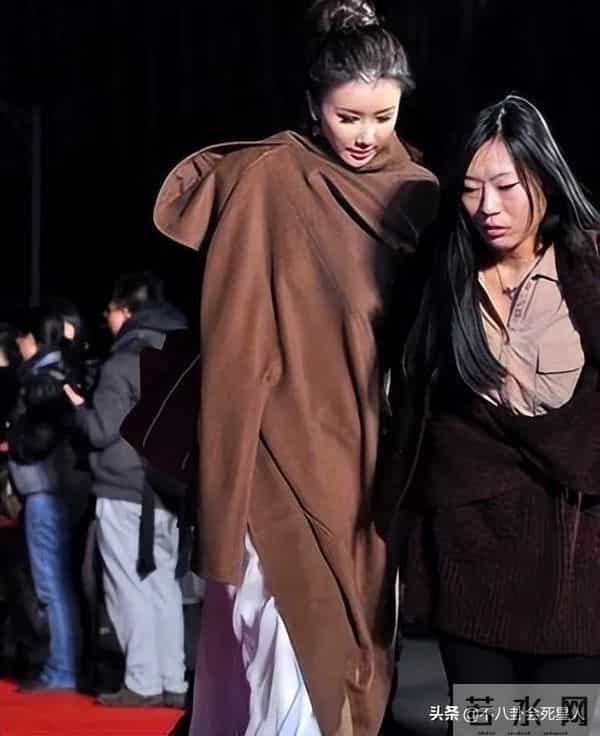 离奇走光、认错人、腋下出汗，这些女星尴尬瞬间，看得人哭笑不得