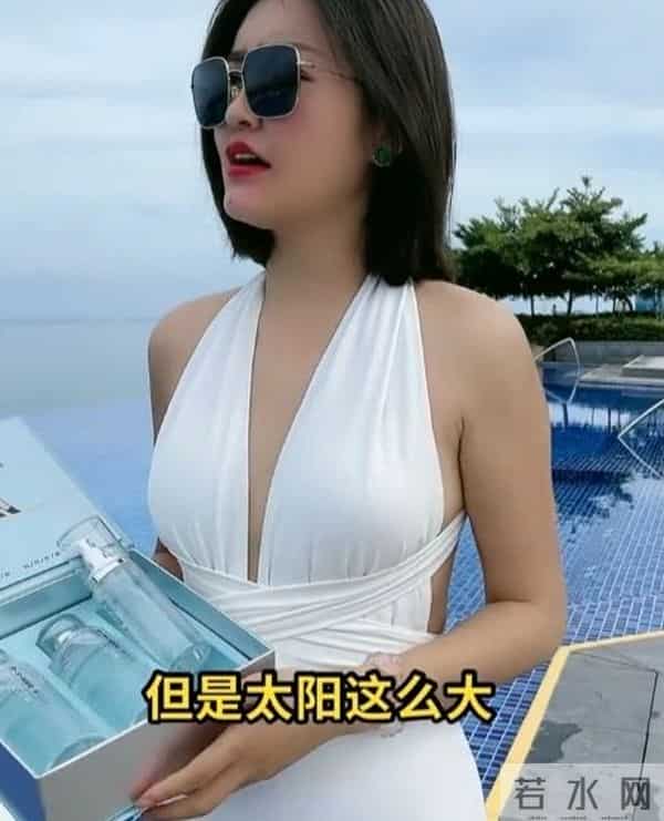 赵本山徒孙带货太拼！穿性感泳衣领口大开推销产品，还曾上过春晚