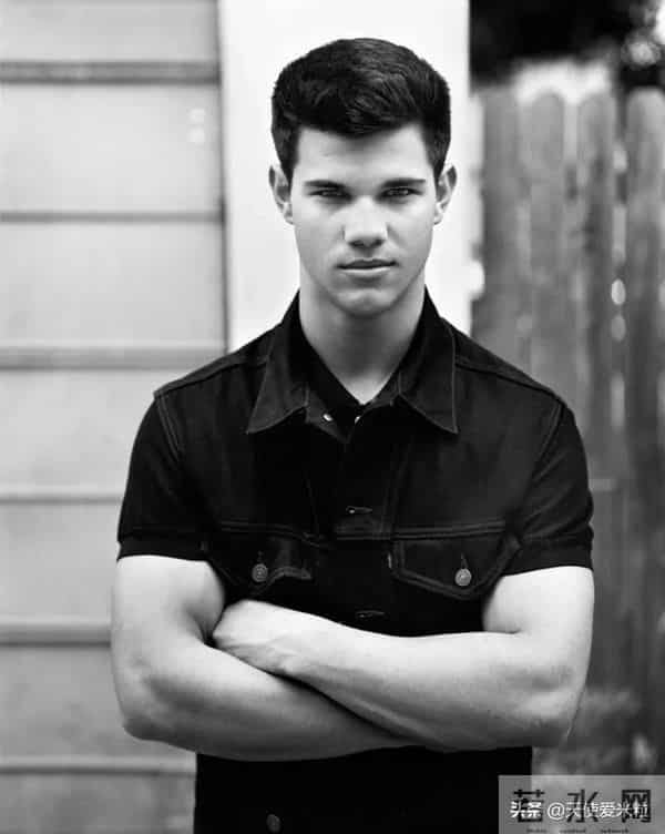 “狼人”泰勒·洛特纳低调订婚,《暮光之城》三主角如今怎样了?