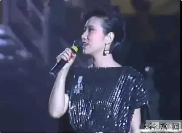 郭靖师傅~斑斑,主持过央视春晚,前夫惠天赐,姐姐森森