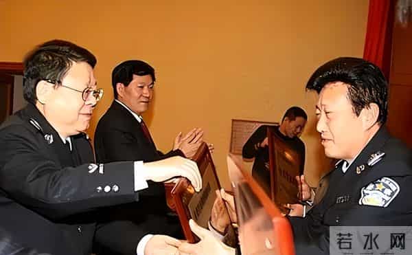 曾经的扫黑英雄文强,生命中的最后四小时,在看守所里辗转难眠