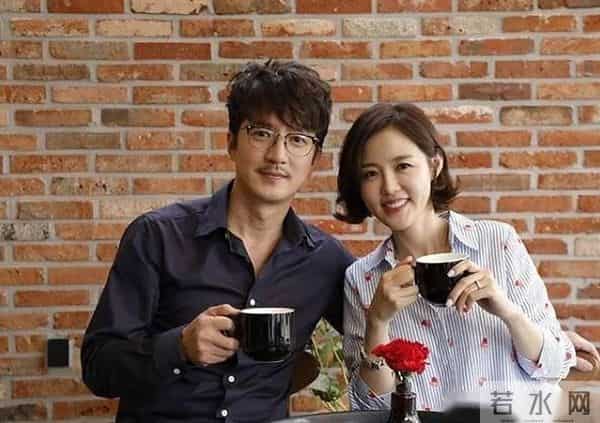 他是古早帅大叔，年轻时堪称人气男神，还娶了位小10岁女主播。