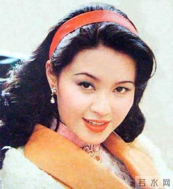 她7岁演小萝卜头 大二搭戏陈佩斯刘晓庆 央视春晚首位英语主持