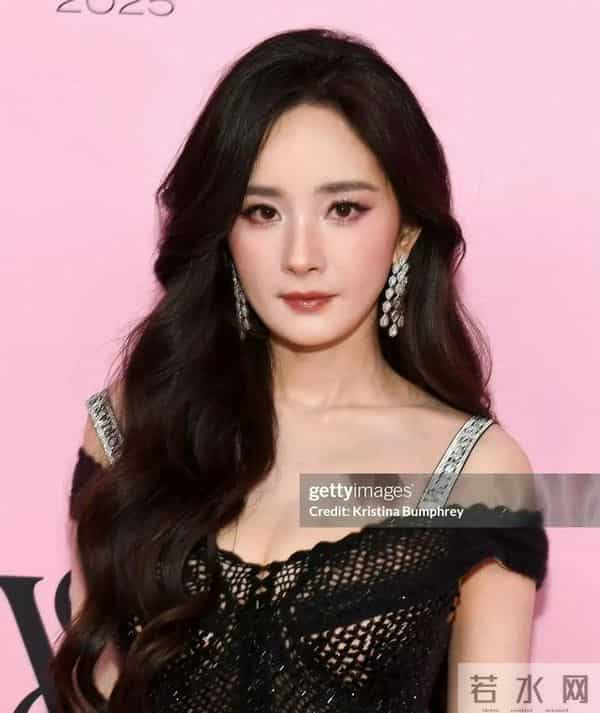 杨幂穿透视装参加2025年维密大秀！刘雯太保守了，没有穿比基尼