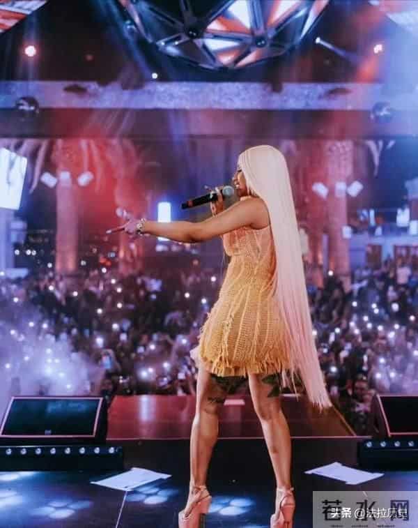 “露奶装”，“开裆裤”，大街上的牛鬼蛇神，演绎现实的罗刹海市