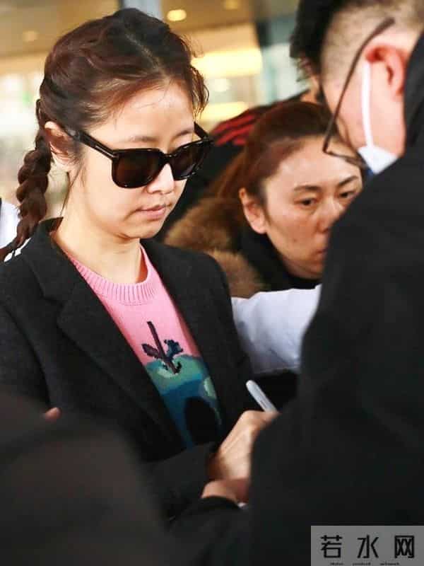 林心如霍建华同框秀恩爱，白色毛衣少女感满满