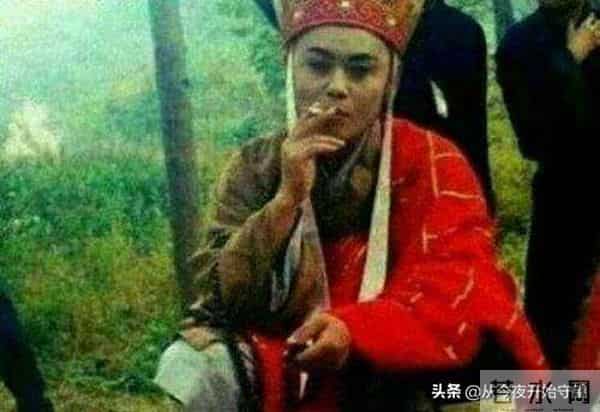 被拍到的明星抽烟大盘点！胡歌邓伦井柏然陈晓在列，还有倪萍！