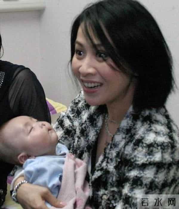 伊能静晒儿女合照 称作为母亲有爱的能力