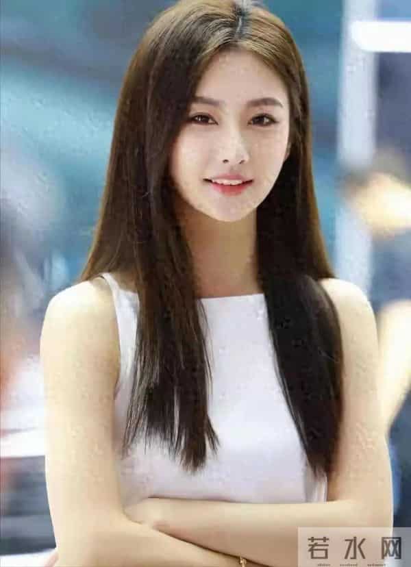 苏一宁,身高177厘米,体重56公斤,车模姐姐,人称少妇天花板