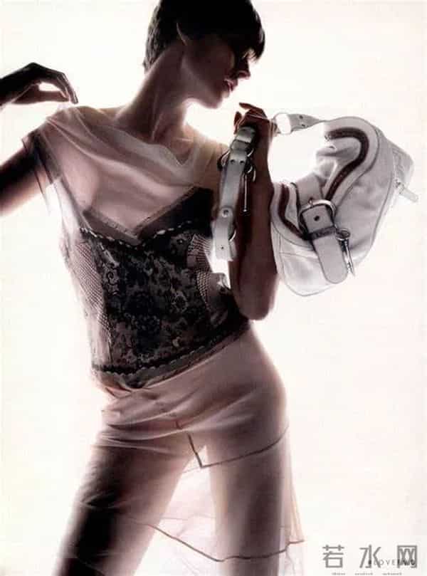 英国“贵族”超模突然离世!雌雄同体的美惊艳世人,曾是老佛爷挚爱…