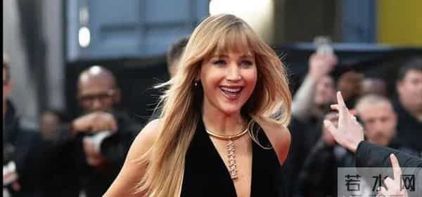 好莱坞性感女神：身材饱满诱惑撩人，艳照泄露后大胆真空逛街