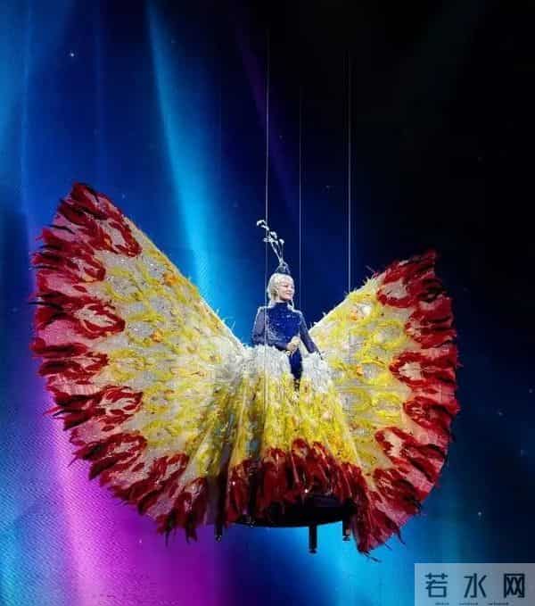 张韶涵演唱会“孔雀开屏”被搞砸!头饰被卡表情无奈,伴舞闯大祸