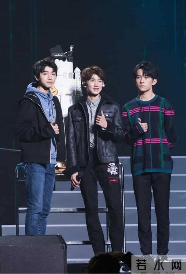 矮个男星虚报身高，穿高跟鞋、踩箱子，跟女明星同框就原形毕露