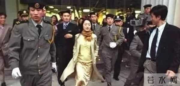 和富豪相恋、与恩师倒戈相向,杨钰莹衰落的幕后真相