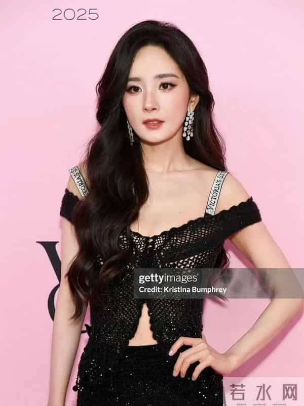 杨幂穿透视装参加2025年维密大秀！刘雯太保守了，没有穿比基尼