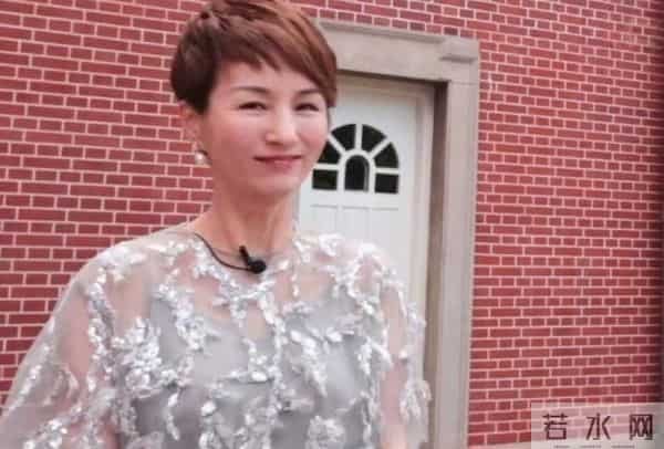 她曾是上海主持人,却在巅峰时决定退隐,如今50多岁她过得如何?