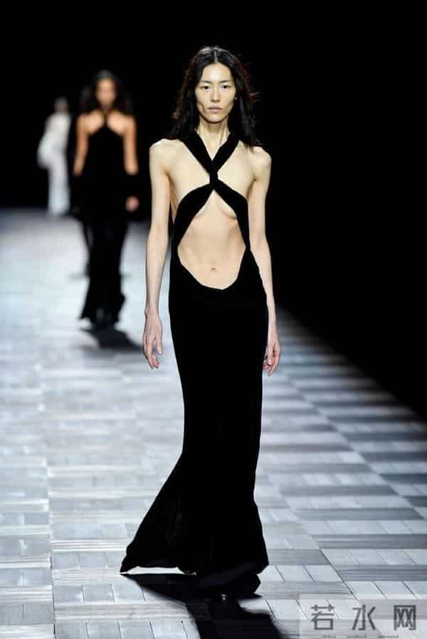 台湾女星上节目体验正骨,穿紧身衣多次走光,内衣被解仍配合演出