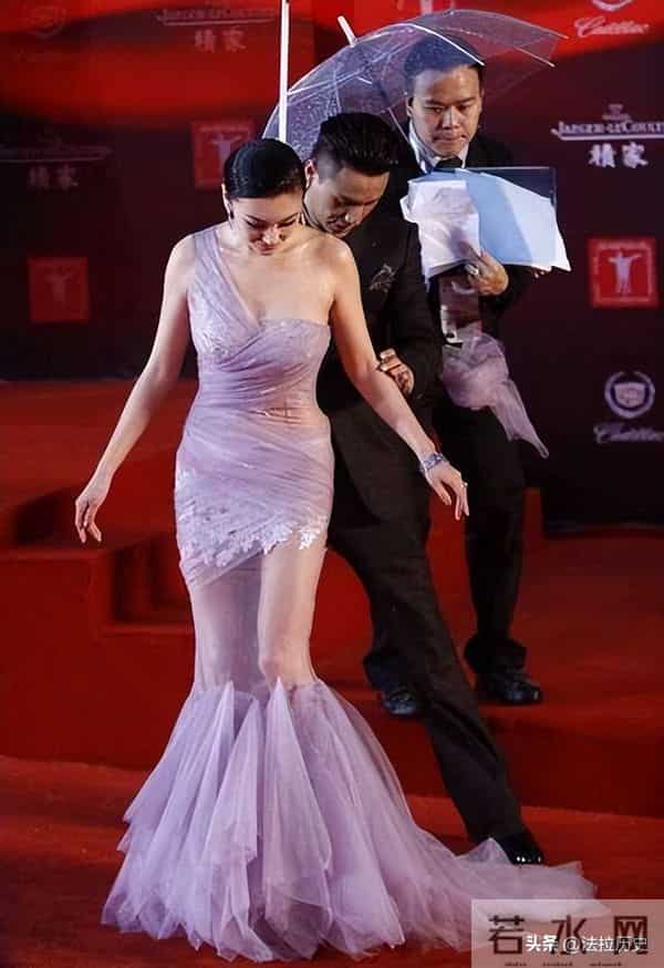 “露奶装”，“开裆裤”，大街上的牛鬼蛇神，演绎现实的罗刹海市