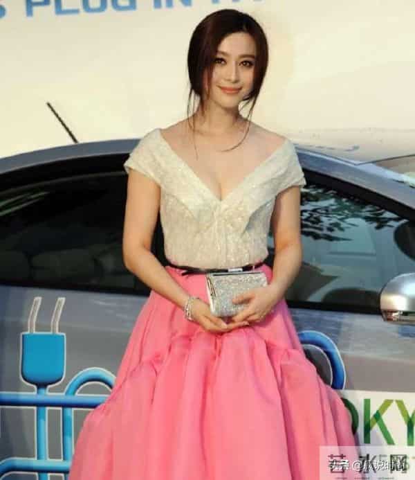 年轻时的范冰冰够大胆!礼服胸前挖出“倒三角”,凹凸身材挡不住