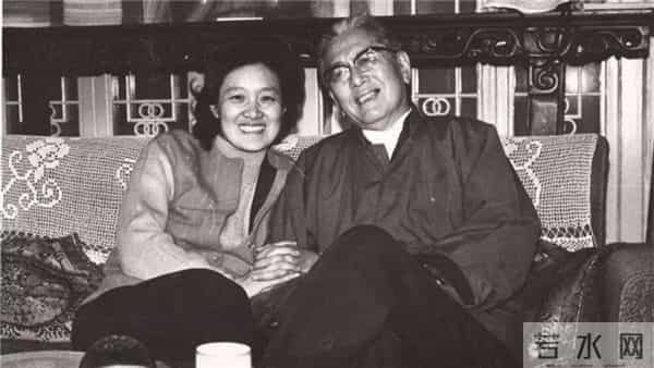 2008年毛主席老师章含之逝世,如愿与养父同葬,顾长卫姜文来送别